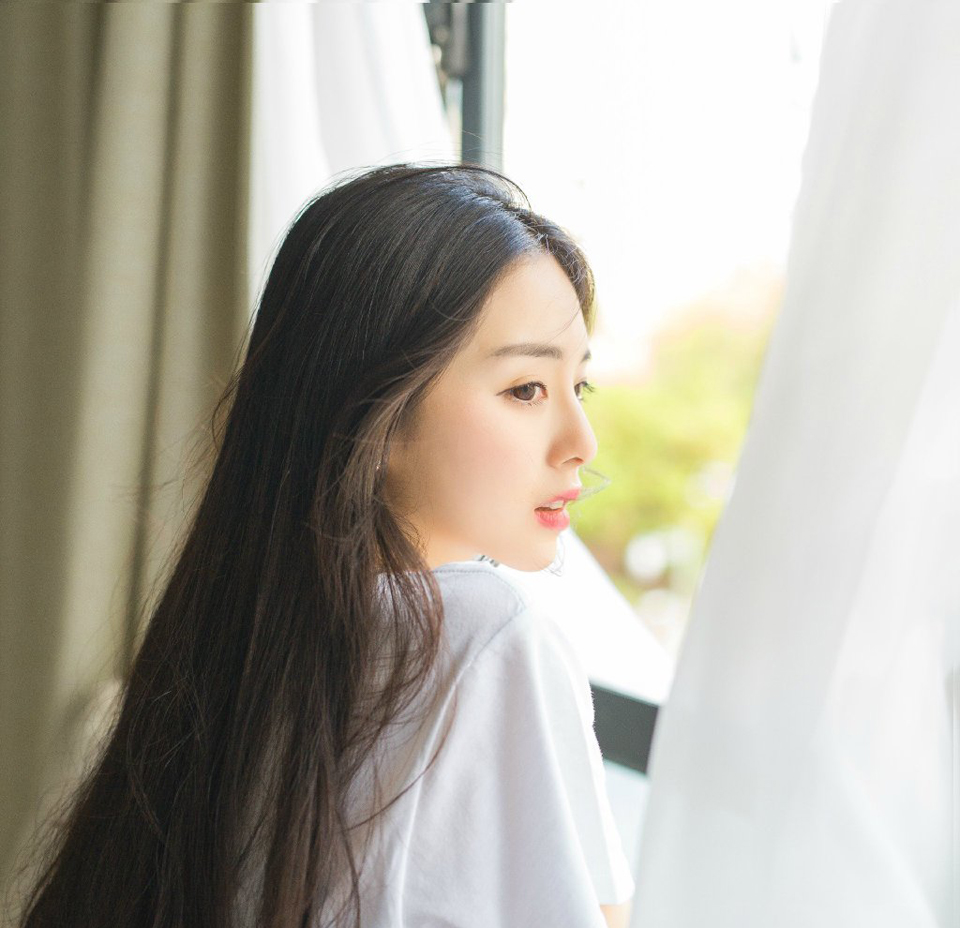 任凭愁思百结，辗转难眠，推轩望月。圆月高悬，散落满地皎辉。想来，明月必无情，千年风霜尽，多情易老。若有情，早该随风老去。明知月无情，为何屡屡寄情于明月?